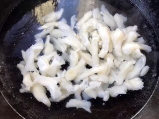1、风味蹄筋,蹄筋在开水中焯一下去掉油脂和杂质