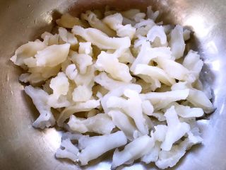 2、风味蹄筋,焯好水的蹄筋立即放入冷水中过凉处理好的蹄筋看着晶莹剔透滴