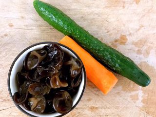 3、风味蹄筋,准备配料黄瓜、胡萝卜、木耳