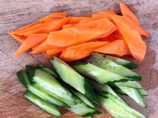 4、风味蹄筋,胡萝卜去皮黄瓜洗净切成马蹄片