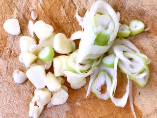 5、风味蹄筋,葱蒜切好备用