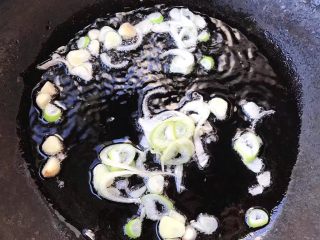 6、风味蹄筋,锅中倒入适量底油加热放入葱姜蒜爆香