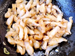 7、风味蹄筋,放入蹄筋大火快速翻炒再放入糖、一品鲜酱油、蚝油翻炒均匀因为蹄筋本身是熟的不要炒至时间太长会影响口感