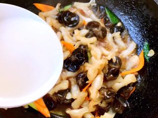 9、风味蹄筋,最后用水淀粉勾芡使每一个蹄筋都能裹上调味料即可出锅享用