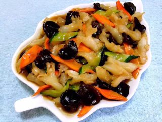 10、风味蹄筋,鲜美可口的蹄筋装入盘中