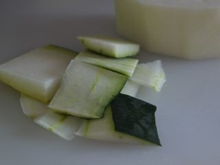 2、海米冬瓜汤,冬瓜洗净去皮