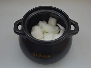 7、海米冬瓜汤,把冬瓜放入砂锅中