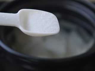 12、海米冬瓜汤,放入精盐，略煮片刻