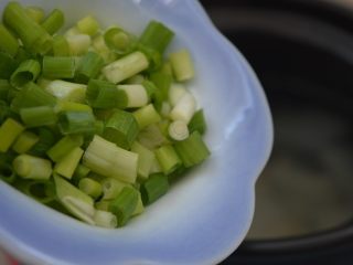 13、海米冬瓜汤,撒入葱花，关火即可