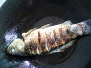 1、简手鲫鱼豆腐汤,放入适量食用油，油6成热，鲫鱼两面煎至表皮金黄。