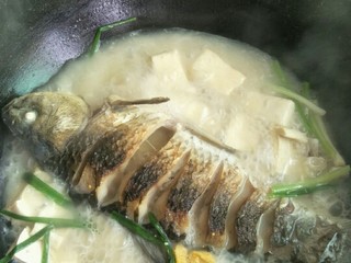 4、简手鲫鱼豆腐汤,汤煮成奶白色，放入适量食盐。