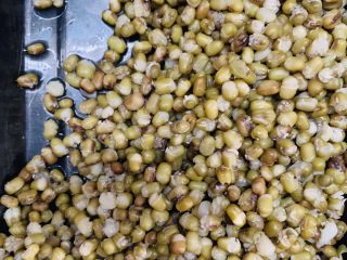 5、无可奈何之香煎绿豆饼,放入蒸笼中蒸25分钟。