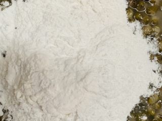 7、无可奈何之香煎绿豆饼,加入糯米粉。