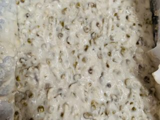 8、无可奈何之香煎绿豆饼,搅拌到没有干粉状。