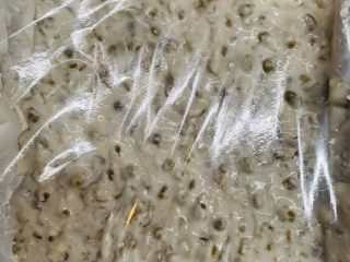 9、无可奈何之香煎绿豆饼,保鲜膜包裹冷水上锅蒸20分钟。