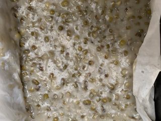 10、无可奈何之香煎绿豆饼,正常蒸熟晾凉后即可脱模，可是我放水了啊！