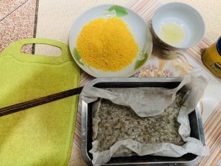 14、无可奈何之香煎绿豆饼,用手沾油防粘团一个绿豆团再包裹面包糠。