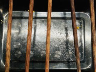 15、无可奈何之香煎绿豆饼,没滤油架用几根筷子将就一下。