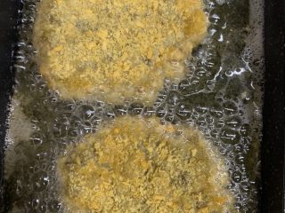 20、无可奈何之香煎绿豆饼,煎到周边微硬成型。