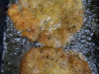 22、无可奈何之香煎绿豆饼,翻个面，煎到两面金黄色即可。