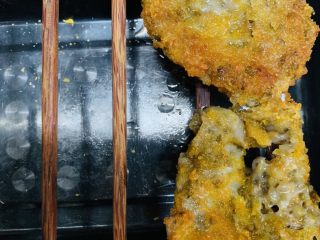 23、无可奈何之香煎绿豆饼,放架子上过滤油。