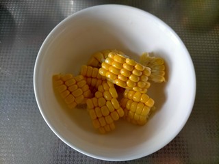 1、胡萝卜玉米排骨汤,切块甜玉米