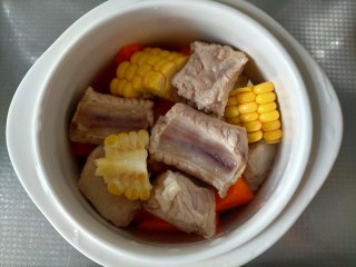 3、胡萝卜玉米排骨汤,排骨，玉米，胡萝卜混合倒入炖盅中