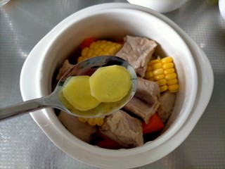 4、胡萝卜玉米排骨汤,加生姜2片