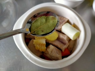 6、胡萝卜玉米排骨汤,香叶一片