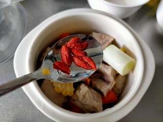 8、胡萝卜玉米排骨汤,枸杞数粒