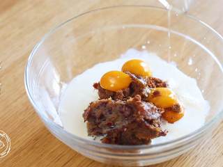 6、18m+红枣糕(宝宝辅食),红枣泥中加入牛奶、红糖、蛋黄和玉米油~