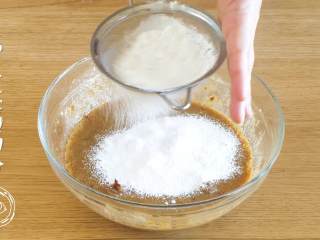 8、18m+红枣糕(宝宝辅食),然后筛入低筋面粉和小苏打~