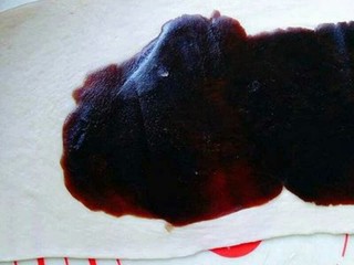 13、最爱面包＋豆沙馅小面包,取一块面团，用擀面杖擀长舌状，放上豆沙馅，抹平。