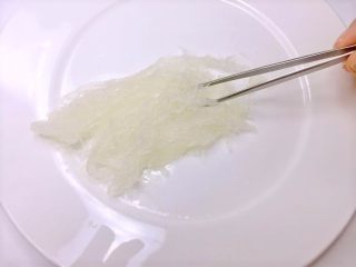 2、 香橙燕窝,燕窝泡发好后，去除细毛和杂质~再换水清洗干净