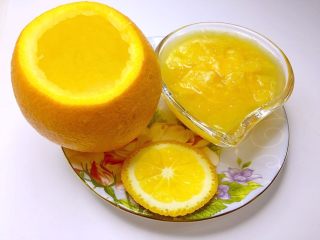 5、 香橙燕窝,把橙肉用小刀和小勺掏出来，橙肉和橙汁备用（动作要轻，不要破坏橙子皮）