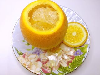 6、 香橙燕窝,把撕好的燕窝条放入香橙盅，将备用的橙汁和部分橙肉跟燕窝混合一下加冰糖 （可以加少量的水）