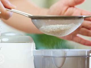 4、8m+鳕鱼蒸糕（宝宝辅食）,筛入低筋面粉~最后加入蛋黄、适量水，盖上盖子开始搅打~