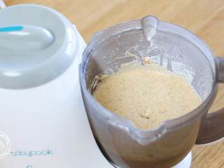 5、8m+鳕鱼蒸糕（宝宝辅食）,搅打成如图这样细腻均匀的糊状就可以啦~