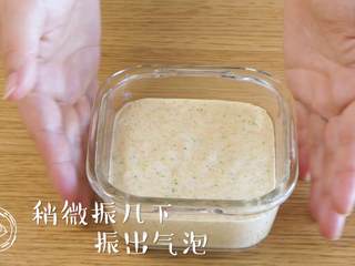 6、8m+鳕鱼蒸糕（宝宝辅食）,把食材倒进去，稍微振几下，振出气泡就可以了~
