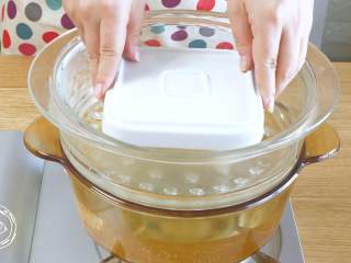 7、8m+鳕鱼蒸糕（宝宝辅食）,开始上锅蒸了，记得盖上一个盘子，防止水蒸气进去，蒸熟后表面更好看~