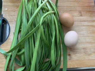 1、韭菜炒鸡蛋,准备一把韭菜两个鸡蛋