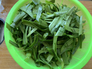 3、韭菜炒鸡蛋,切成小段