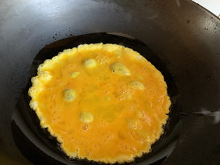 6、韭菜炒鸡蛋,倒入鸡蛋液