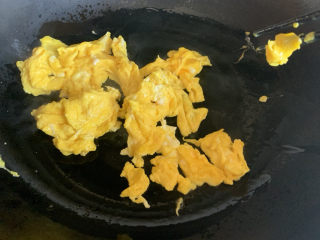 8、韭菜炒鸡蛋,炒至凝固就出锅