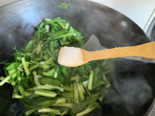 11、韭菜炒鸡蛋,加少许盐