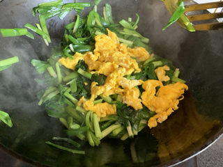 12、韭菜炒鸡蛋,倒入炒好的鸡蛋