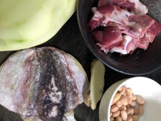 1、月子餐滋补汤（木瓜章鱼花生扇骨汤）,准备好材料