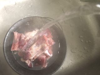 2、月子餐滋补汤（木瓜章鱼花生扇骨汤）,扇骨用热水过一下水把杂质洗干净