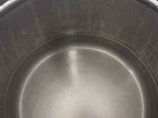 3、月子餐滋补汤（木瓜章鱼花生扇骨汤）,准备好开水下锅