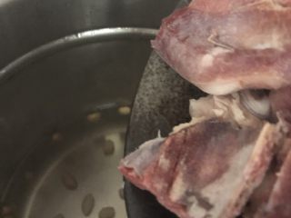 5、月子餐滋补汤（木瓜章鱼花生扇骨汤）,洗干净的扇骨倒进去